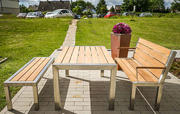 2 Bänke und ein Tisch als Teaserbild des Gartenmobiliars