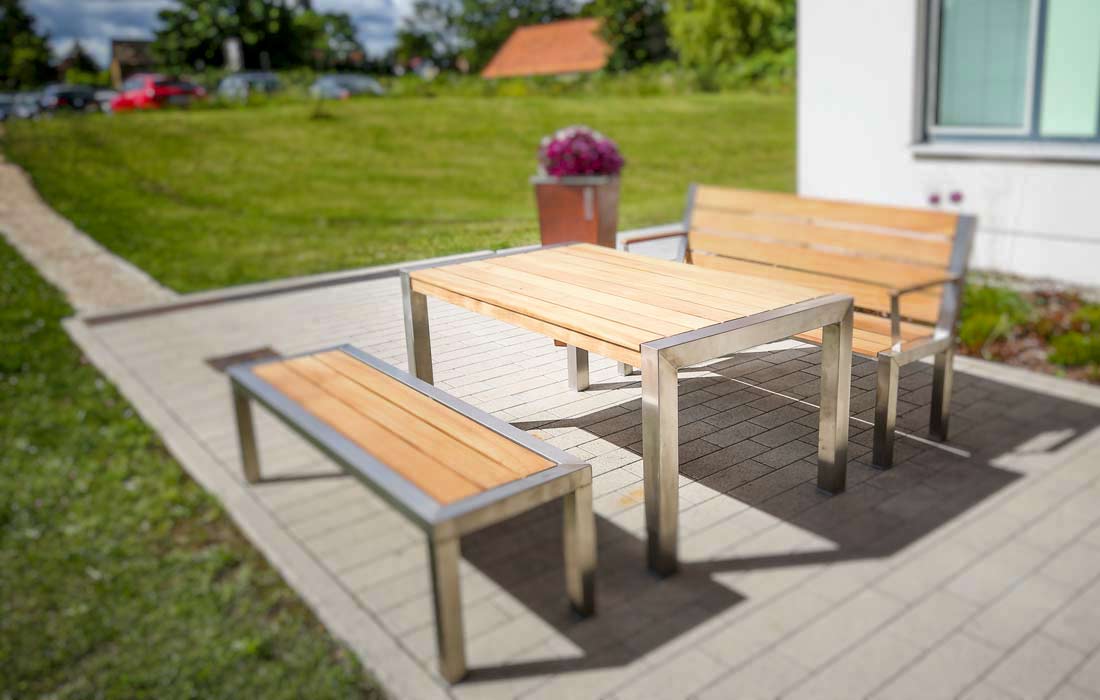 Gartentisch aus Holz und Stahl.